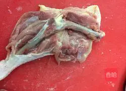 Illustration of how to make steamed chicken with mushrooms and abalone 1