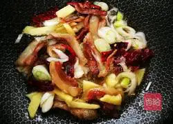 Illustration of how to cook pork belly and fat fish head 5