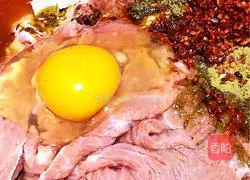 Illustration of how to stir-fry tender beef with kimchi 3