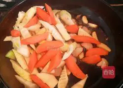 Stir-fried and pickled spring bamboo shoots Meat cooking illustration 10