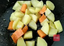 Illustration of how to make curry potato and chicken cubes 5