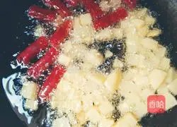 Illustration of how to make sausage with diced potatoes 4