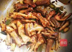 Illustration of how to make braised potato and chicken feet 2