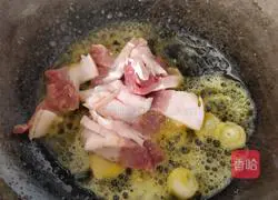 Illustration of how to make fried pork slices with fungus 5