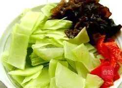 Illustration of how to make fried lettuce slices with meat 1