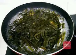 Illustration of how to make spicy fried kelp shreds 3