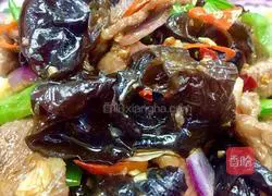 Illustration of how to make three-color fungus meat slices with pickled pepper 19