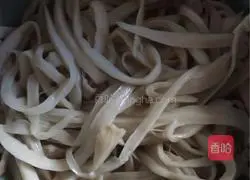 Illustration of how to shred Pleurotus eryngii mushrooms 6