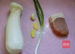 Illustration of how to stir-fry shredded pork with king oyster mushrooms 1