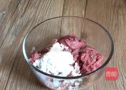 Illustration of how to make stir-fried shredded pork with water spinach stems 2