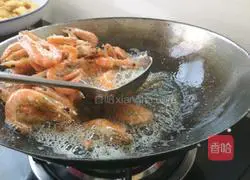 Illustration of how to make salt and pepper shrimp 2