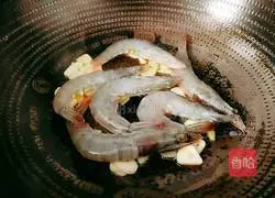 Illustration of how to stir-fry luffa and vannamei shrimp 8