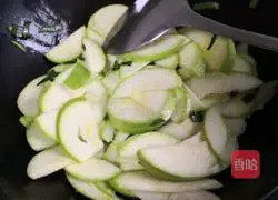 Illustration of how to make scrambled eggs with zucchini 4
