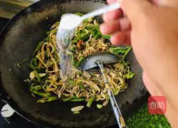 Illustration of how to make shredded pork stir-fried with green pepper and bean skin 9
