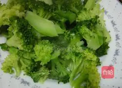 Illustration of how to make fried shrimps with broccoli 3