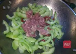 Illustration of how to make cucumber lean meat 4