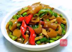 Illustration of how to stir-fry pork skin with double peppers 1