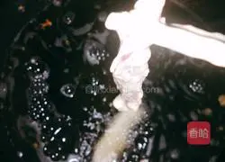 Illustration of how to make spicy crispy pork 10