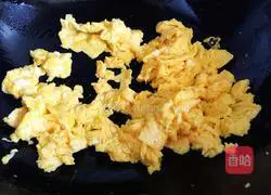 Illustration of how to make fried eggs with garlic sprouts 7