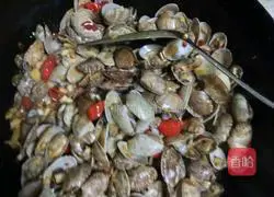 Illustration of how to make spicy clams 4