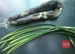 Illustration of how to make fried sausage with garlic sprouts 1
