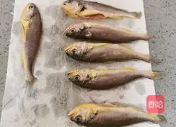 Illustration of how to make pan-fried small yellow croaker 8