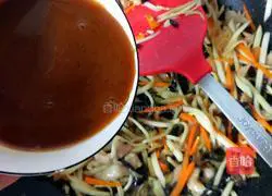 Illustration of how to make fish-flavored wild rice shredded pork 11