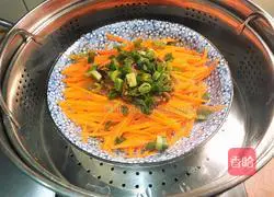 Illustration of how to make steamed shredded carrots with mushroom and beef sauce 5