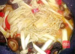 Illustration of how to make stir-fried three mushrooms 4