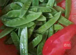 Illustration of how to make fried meat slices with snow peas 1