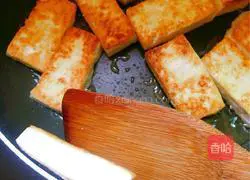 How to fry tofu with salt and pepper Illustration 3
