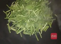 Illustration of how to make shredded pork with garlic sprouts 7