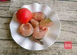 Illustration of how to make tomato fish cubes 1