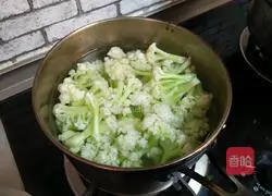 Illustration of how to make stir-fried cauliflower with meat 2