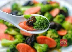 Illustration of how to make fried ham with broccoli and fungus 12