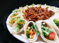 Illustration of how to make shredded pork with Beijing sauce 12