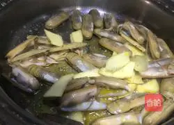 Illustration of how to stir-fry the Holy Son with green onion and ginger 3