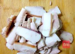 Illustration of how to make celery and fried meat 3