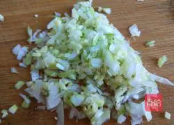 Illustration of how to make steamed dumplings with spiced green beans 4