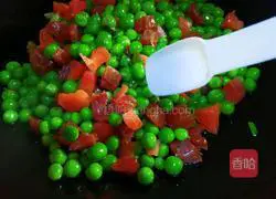 Illustration of how to make fried peas and sausage 9