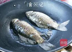 Illustration of how to make crucian carp stewed with tofu 3
