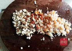 Illustration of how to make shrimp and mushroom egg rolls 4