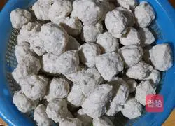 Illustration of how to make grass carp meatballs 12