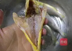 Illustration of how to make pan-fried yellow croaker 5