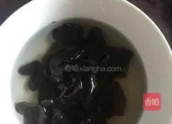 Illustration of how to make stir-fried meat with lotus root and fungus 1