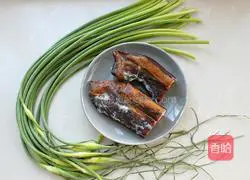 Illustration of how to make fried bacon with garlic moss 1