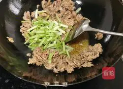 How to stir-fry beef with celery Illustration 5