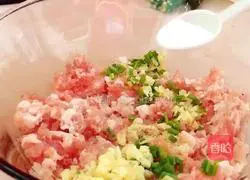 Illustration of how to make pearl meatballs 6