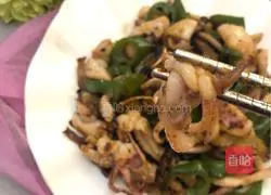Illustration of how to stir-fry fresh squid with preserved black pepper and black pepper 9
