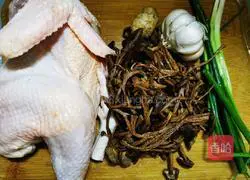 Illustration of how to make braised chicken with tea tree mushrooms 1